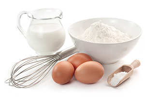 leche, huevos e utensilios de cocina